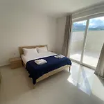 Beachfront 9ten11 Maisonette W Terrace By Homely アパート