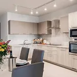 Beachfront 9ten11 Maisonette W Terrace By Homely Apartamento