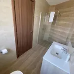 Beachfront 9ten11 Maisonette W Terrace By Homely Apartamento