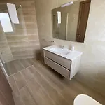 Beachfront 9ten11 Maisonette W Terrace By Homely Apartamento
