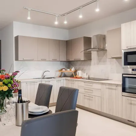 Beachfront 9ten11 Maisonette W Terrace By Homely 公寓