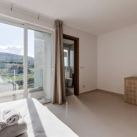 Beachfront 9ten11 Maisonette W Terrace By Homely Apartamento