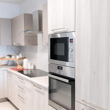 Beachfront 9ten11 Maisonette W Terrace By Homely Is-Sellum