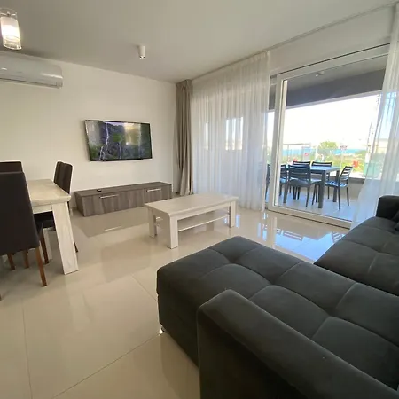 Lägenhet Beachfront 9ten11 Maisonette W Terrace By Homely Is-Sellum