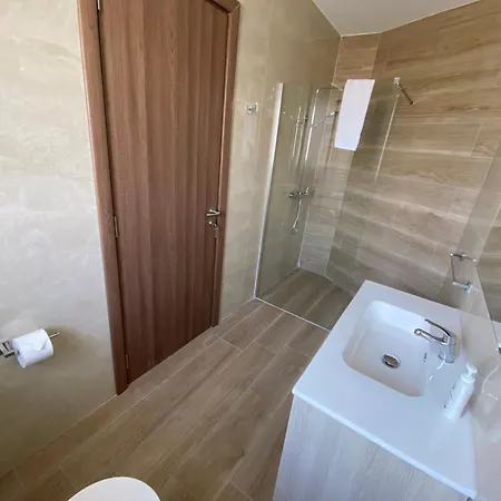 Beachfront 9ten11 Maisonette W Terrace By Homely Daire