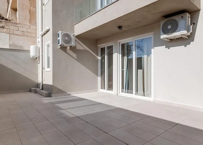 Beachfront 9ten11 Maisonette W Terrace By Homely Daire