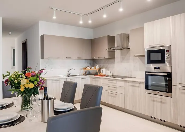 Beachfront 9ten11 Maisonette W Terrace By Homely Lägenhet