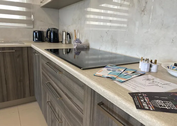 Lägenhet Beachfront 9ten11 Maisonette W Terrace By Homely *