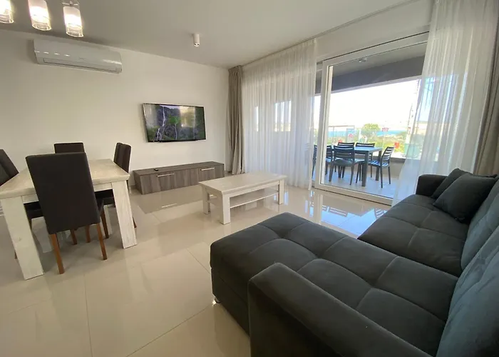 Lägenhet Beachfront 9ten11 Maisonette W Terrace By Homely Is-Sellum