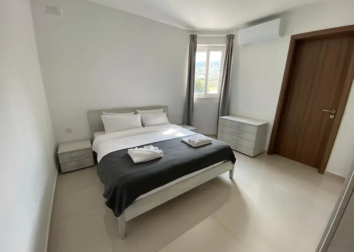 Beachfront 9ten11 Maisonette W Terrace By Homely Apartament