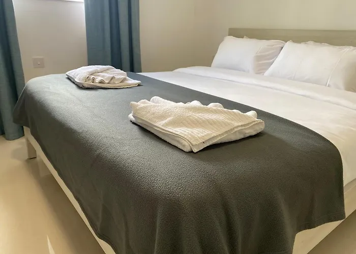 Lägenhet Beachfront 9ten11 Maisonette W Terrace By Homely *