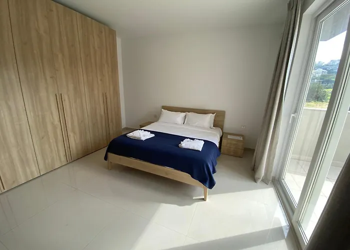 Beachfront 9ten11 Maisonette W Terrace By Homely Lägenhet *