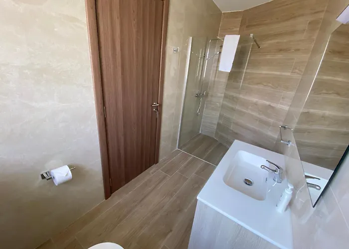 Beachfront 9ten11 Maisonette W Terrace By Homely Apartament