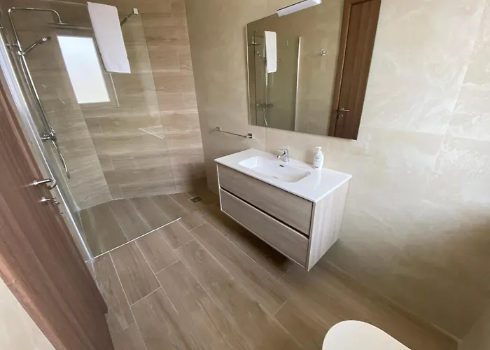 Beachfront 9ten11 Maisonette W Terrace By Homely Apartament